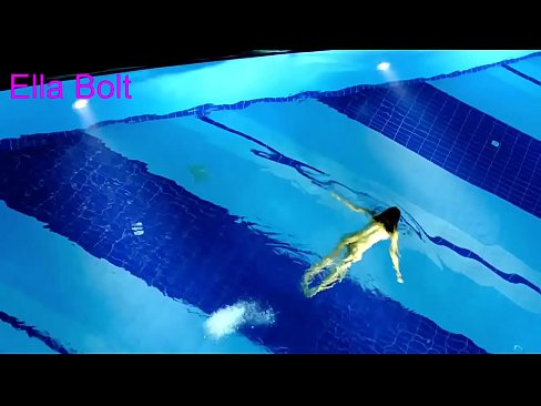 ❤️ Dili ko makahunong sa pagtan-aw, ang batan-ong blonde nasakpan nga naglangoy nga hubo sa ELLA BOLT resort pool Porn video sa amon ﹏