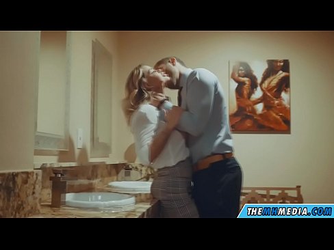 ❤️ Kung ang usa ka busty blonde naghaylo kanimo sa usa ka publiko nga kasilyas Porn video sa amon ﹏